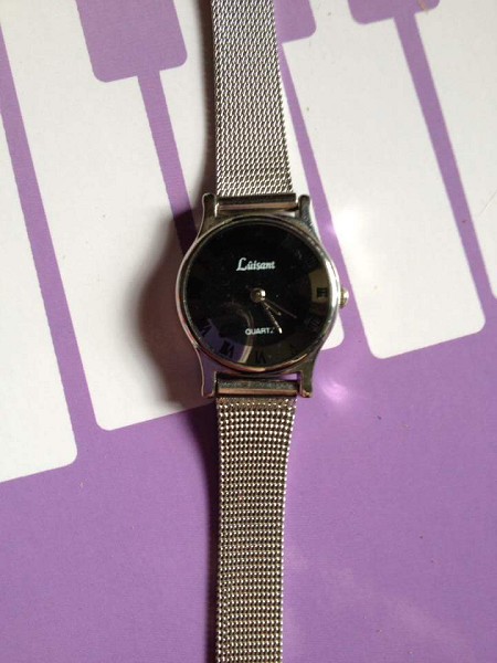 Ladies quartz watch with platinum plated housing