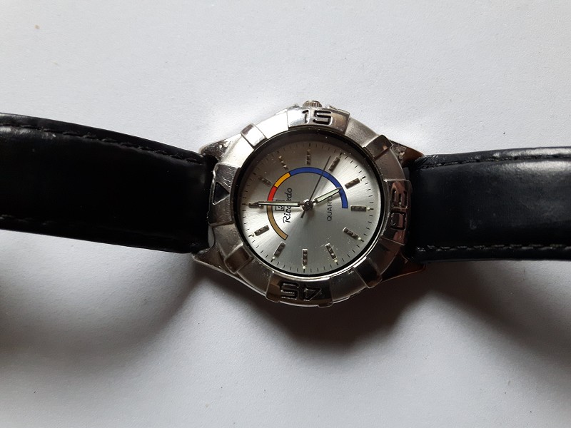 Quartz watch with unique face fwo