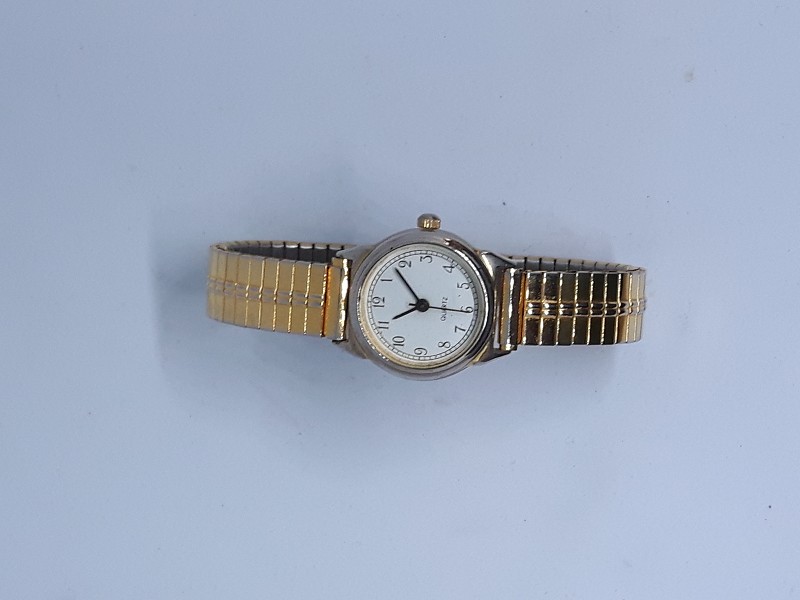 Ladies Quartz Watch With Expandable Strap